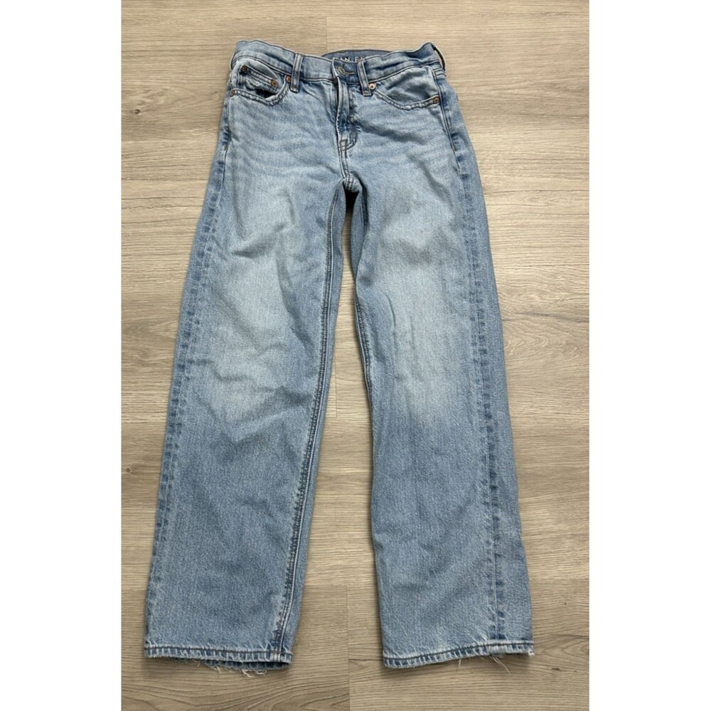 American Eagle Strigid Mom Jeans Womens  Short Light Wash size 000 fraying